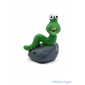 Kukac figura kövön