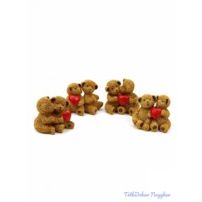 Páros ülő barna maci figura szívvel