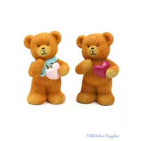 Szívet ölelő maci figura álló