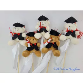 Kalapos plüss maci figura pálcán