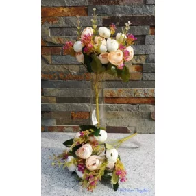   Boglárka aprófejű 5 ágú selyemvirág csokor díszítővel zöldekkel 28 cm Világos Barack mix
