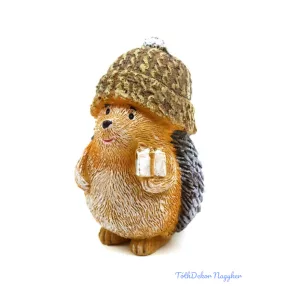 Kötött sapkás süni figura ajándékkal 9cm