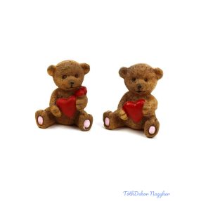 Ülő maci figura szívvel kb 5cm