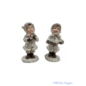 Éneklő fehér kabátos figura