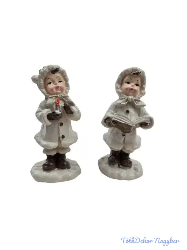 Éneklő fehér kabátos figura