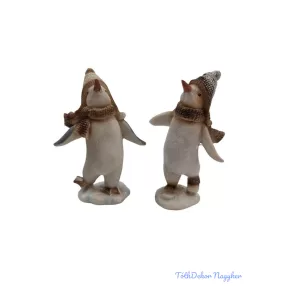 Barna kötött sapkás pingvin figura