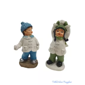 Fehér kabátos hógolyós gyerekek