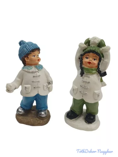 Fehér kabátos hógolyós gyerekek