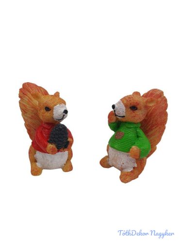 Színes pulcsis mókus figura