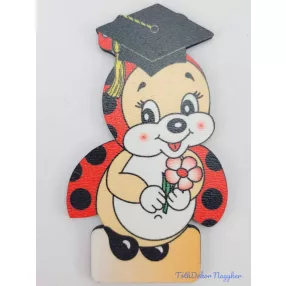 Cuki piros pöttyös katica tábla ballagó kalapban