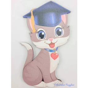 Világosbarna nagy cica tábla ballagó kalapban