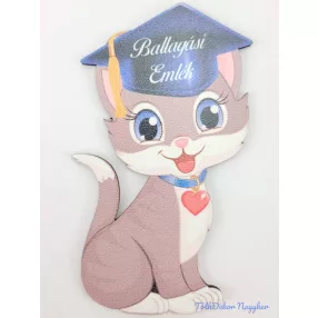 Világosbarna nagy cica tábla ballagó kalapban - Feliratos