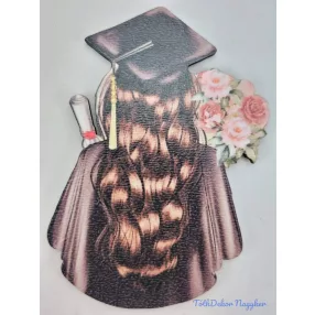 Taláros ballagó lány háttal virágcsokros tábla